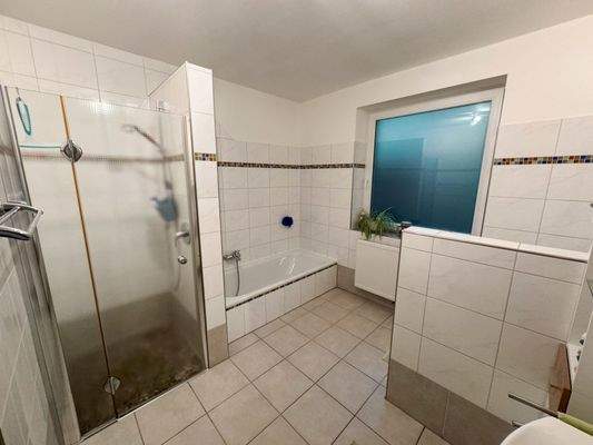 Vollbad mit separater Dusche