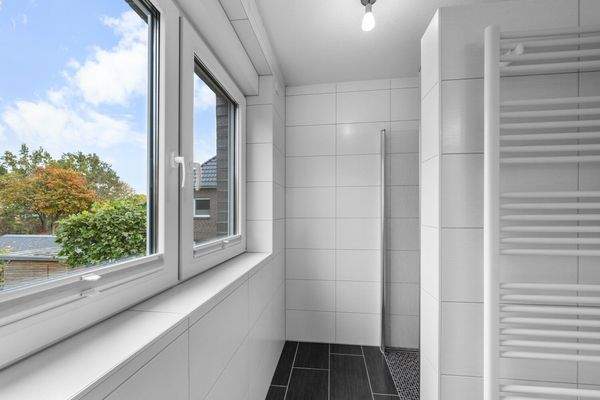 Badezimmer - Blick Richtung bodengleiche Dusche