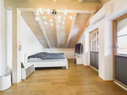 Master-Schlafzimmer im Dachgeschoss