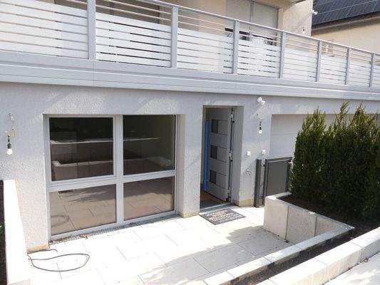 Sonnige, blickgeschütze Terrasse