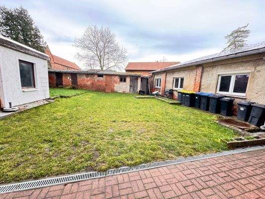 Innenhof hinter Haus