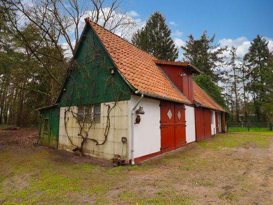 Schuppen mit Pferdeboxen