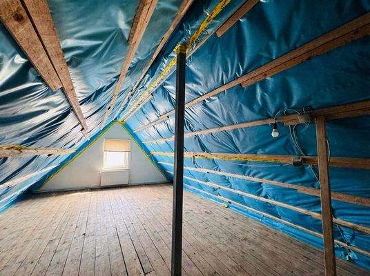 Unausgebauter Dachboden mit viel Stauraum