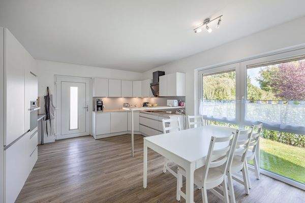 Einbauküche mit Essplatz