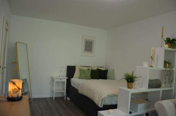 Wohnraum mit gemütlichem Bett