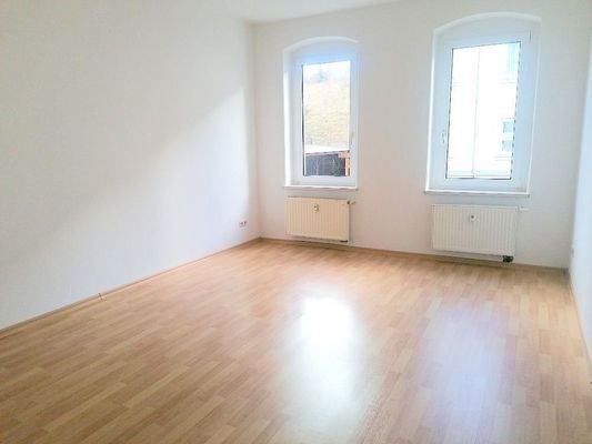 geräumiges Wohnzimmer mit Laminat