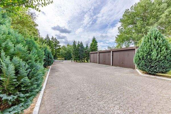 Drei Garagen Süd-Zufahrt