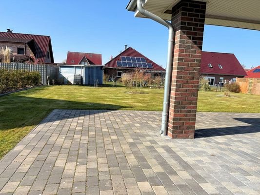 Terrasse mit Blick in den Garten