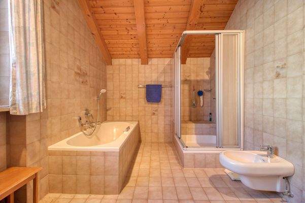 Bad mit Wanne, Dusche und Bidet