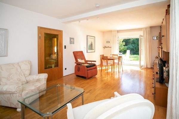 Wohnzimmer mit Terrassen-/Gartenzugang (I)