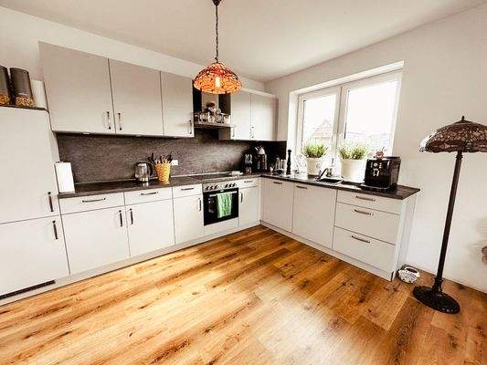 Große, moderne Einbauküche.