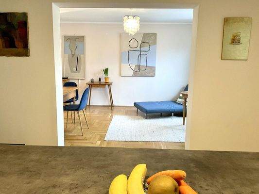 Blick Küche ins Wohnzimmer