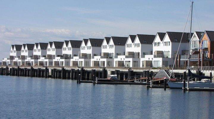 Häuserzeile vom Hafenbecken