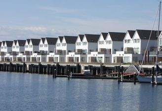 Häuserzeile vom Hafenbecken