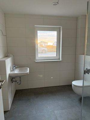 Bad mit Dusche Erdgeschoss (1).jpeg