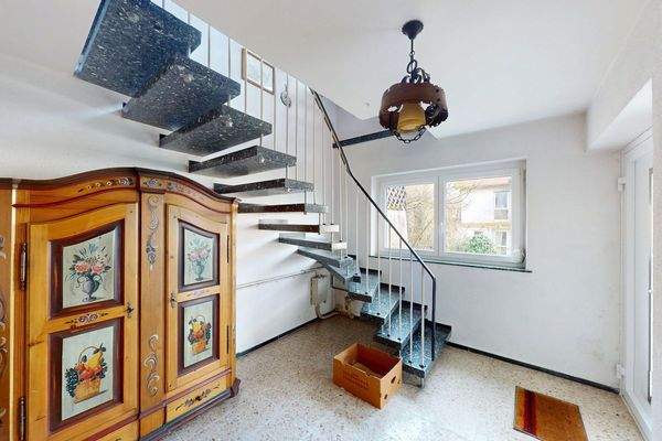 Eingangsbereich/Treppen zum OG