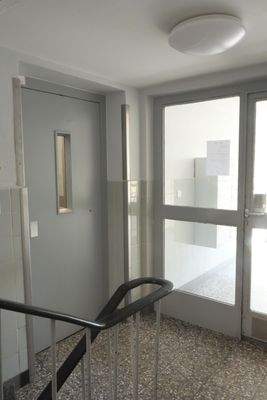 Treppenhaus mit Aufzug