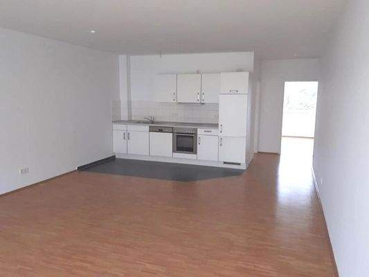 Wohnzimmer mit offener moderner Küche