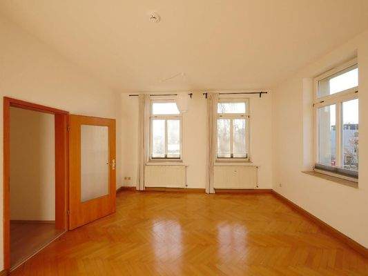  WOHNZIMMER befenstert nach zwei Seiten