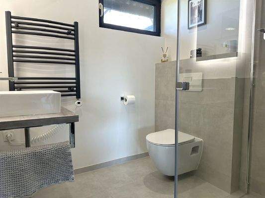 Gäste-Bad mit bodengleicher Dusche