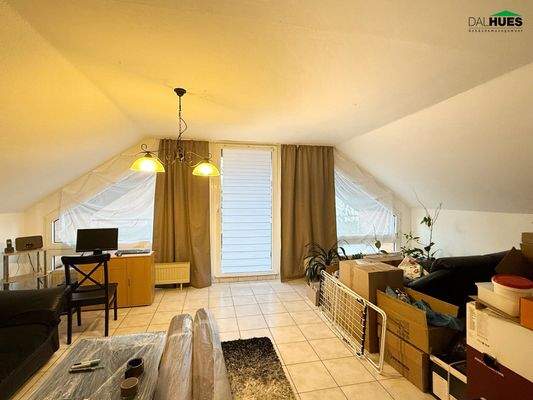 Wohnzimmer mit Zugang zum Balkon