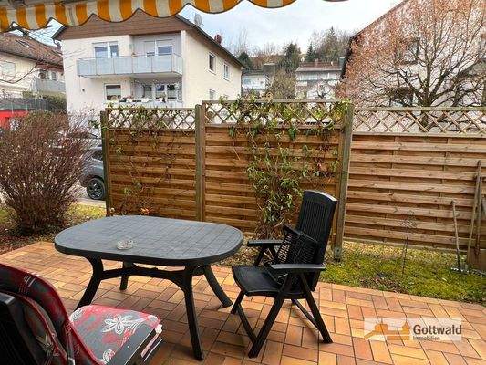 Sonnenterrasse am Wohnzimmer mit Markise