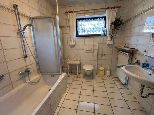 EG, Badezimmer Wanne.JPG