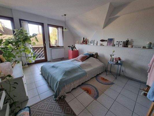 Schlafzimmer im Dachgeschoss mit Ausgang auf den B