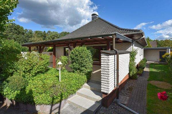 liebevoll angelegter Garten mit Wohlfühlatmosphäre