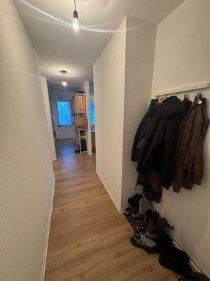 Flur mit Zugang zu allen Räumen der Wohnung