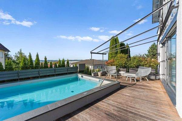 Außenpool mit Terrasse