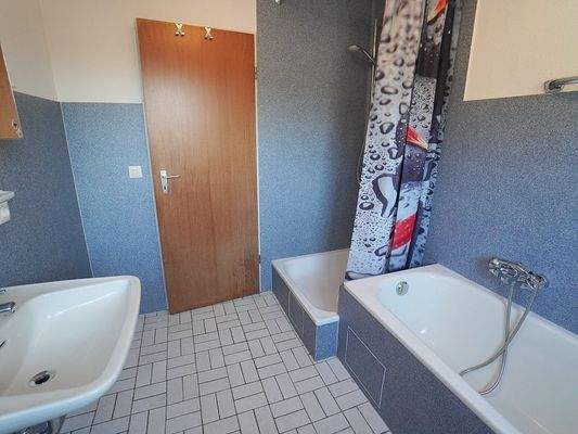 Mit Wanne und Dusche