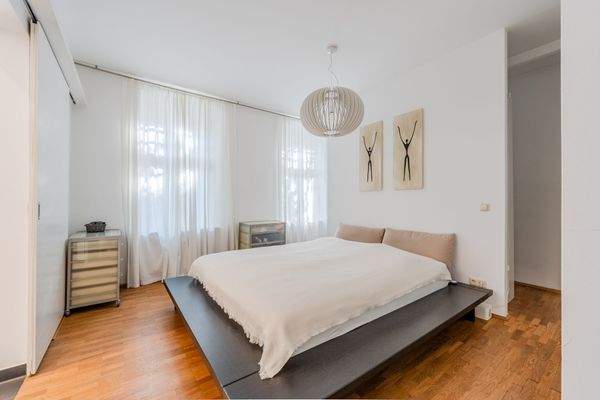 Masterschlafzimmer mit maßangefertigter Garderobe