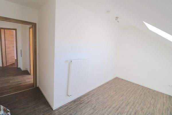 Zimmer 2 Blick zur Tür