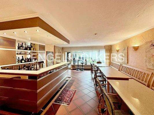 großzügiger Gastraum mit Bartresen 