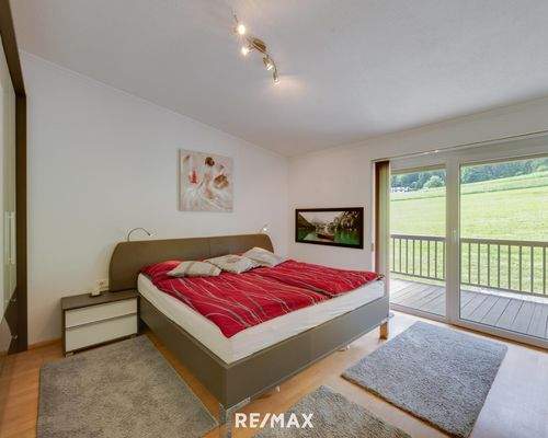 Schlafzimmer mit Zugang auf den Südbalkon