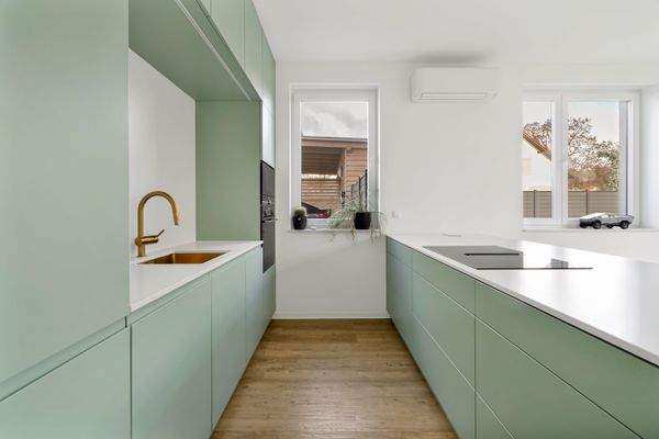 Hochwertige Einbauküche mit Kochinsel und Markengeräten