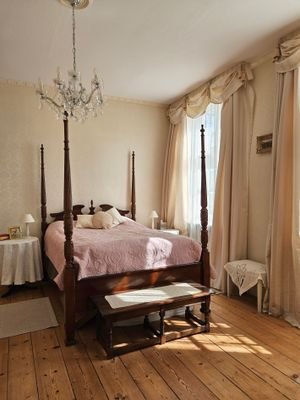 Schlafzimmer 3 - Stuckdecken und alte Holzdielen