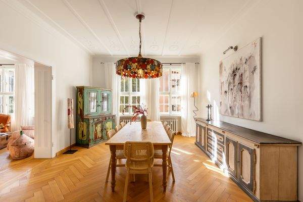 Stuck und Fischgrätparkett