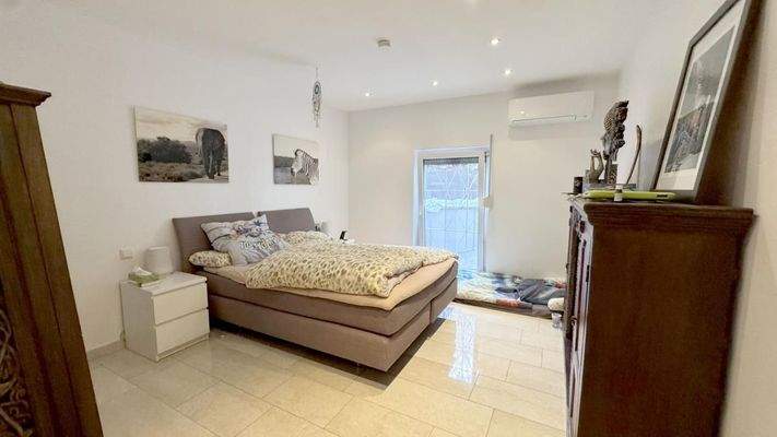 Schlafzimmer (EG links)