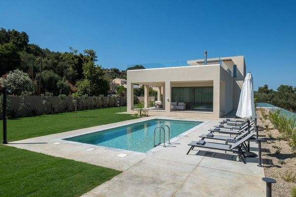 Kreta, Tavronitis: Zeitgenössisch eingerichtete Villa mit Pool zu verkaufen