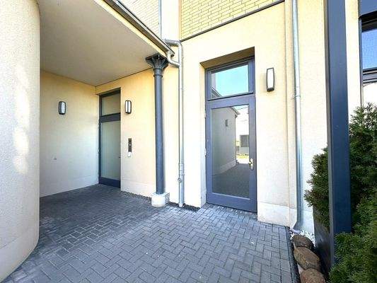 Objekteingang und Zugang zum Fahrradraum