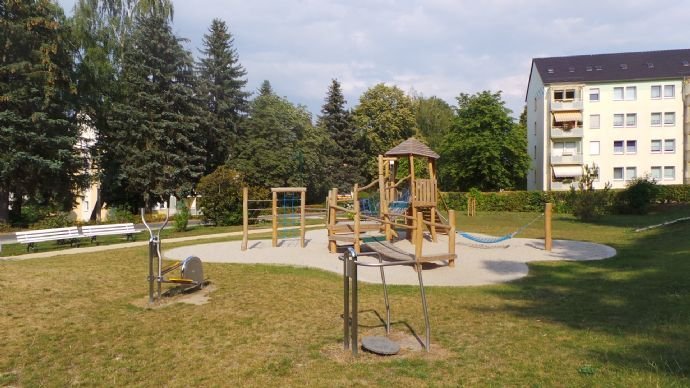 3-Raum-Familienwohnung mit Balkon und Aussicht auf Wohngebietpark/Spielplatz