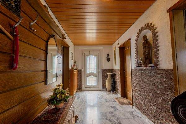 Flur & Eingang Hauptwohnung mit Marmor-Boden