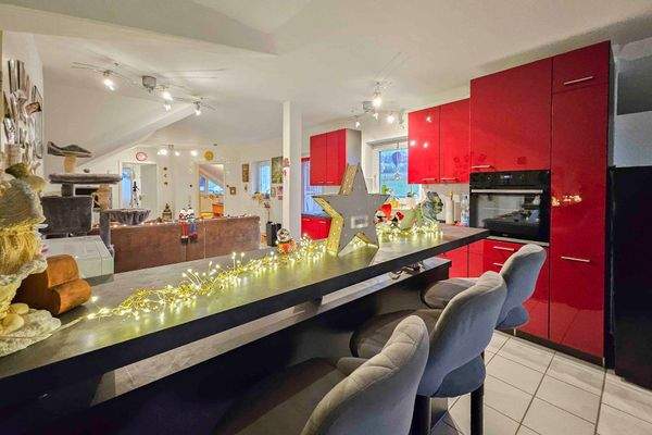 Küche mit Thekenbereich