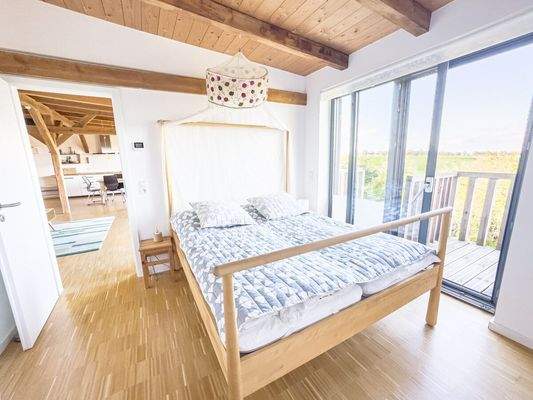 Das Hauptschlafzimmer mit Balkonzugang