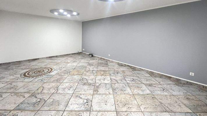 Helles Wohnzimmer mit Terrassenzugang (2)