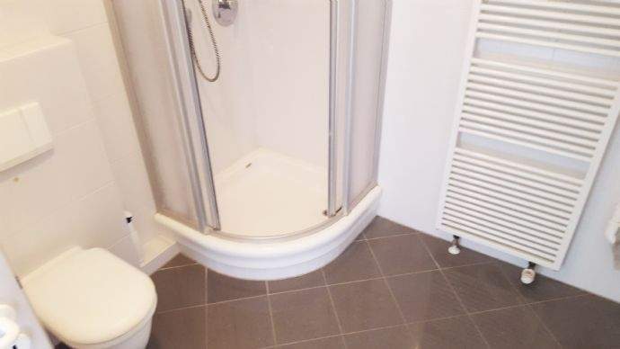Badezimmer mit Dusche