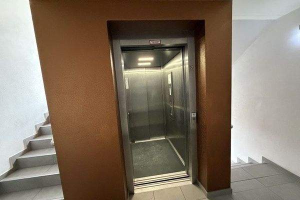 Aufzug im Treppenhaus