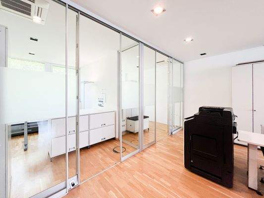 Zwei der vier Einzelbüros